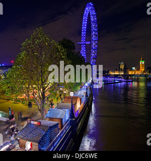 Londres, Royaume-Uni - 25 NOV 2013 : Le point de vue du marché de Noël sur la rive sud de Londres le 25 novembre 2013. Banque D'Images