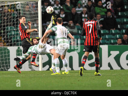 Glasgow, Ecosse. 26 nov., 2013. Giorgios Samaras tente un overhead kick lors de la Ligue des Champions, Groupe H, match entre le Celtic FC et l'AC Milan. De Celtic Park Stadium, Glasgow. Credit : Action Plus Sport/Alamy Live News Banque D'Images