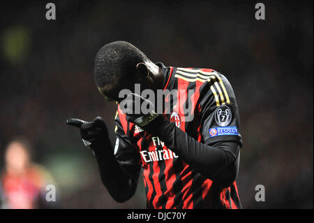 Glasgow, Ecosse. 26 nov., 2013. Mario Balotelli célèbre son but au cours de la Ligue des Champions, Groupe H, match entre le Celtic FC et l'AC Milan. De Celtic Park Stadium, Glasgow. Credit : Action Plus Sport/Alamy Live News Banque D'Images