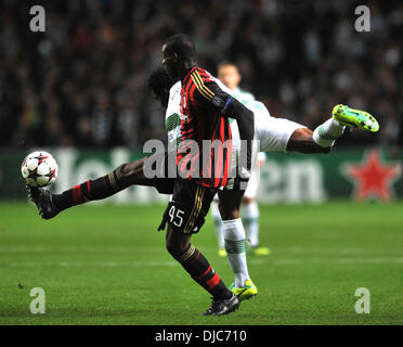 Glasgow, Ecosse. 26 nov., 2013. Mario Balotelli gagne ce s'affrontent au cours de la Ligue des Champions, Groupe H, match entre le Celtic FC et l'AC Milan. De Celtic Park Stadium, Glasgow. Credit : Action Plus Sport/Alamy Live News Banque D'Images