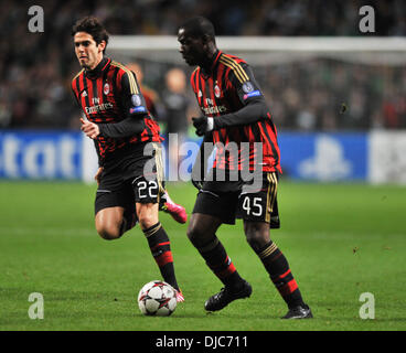 Glasgow, Ecosse. 26 nov., 2013. L'AC Milan Kaka (à gauche) et Mario Balotelli de configurer une autre attaque au cours de la Ligue des Champions Groupe H, match entre le Celtic FC et l'AC Milan. De Celtic Park Stadium, Glasgow. Credit : Action Plus Sport/Alamy Live News Banque D'Images