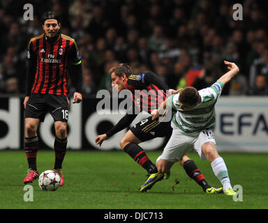 Glasgow, Ecosse. 26 nov., 2013. James Forrest perd dans ce défi au cours de la Ligue des Champions, Groupe H, match entre le Celtic FC et l'AC Milan. De Celtic Park Stadium, Glasgow. Credit : Action Plus Sport/Alamy Live News Banque D'Images