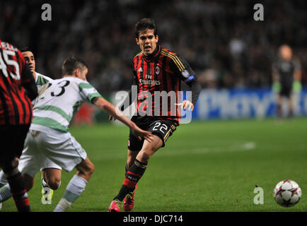 Glasgow, Ecosse. 26 nov., 2013. Kaka bat Izaguirre du Celtic lors de la Ligue des Champions, Groupe H, match entre le Celtic FC et l'AC Milan. De Celtic Park Stadium, Glasgow. Credit : Action Plus Sport/Alamy Live News Banque D'Images