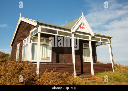 Chalets construits dans les dunes de sable à basse Newton par la mer sur la côte northumberlands, Royaume-Uni. Banque D'Images