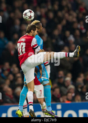 Londres, Royaume-Uni. 26 nov., 2013. Le milieu de terrain d'Arsenal Mathieu FLAMINI dans une antenne défi avec Marseille&# x2019;s Jordan Ayew lors de la Ligue des Champions match Arsenal FC v Olympique de Marseille de l'Emirates Stadium. Credit : Action Plus Sport/Alamy Live News Banque D'Images