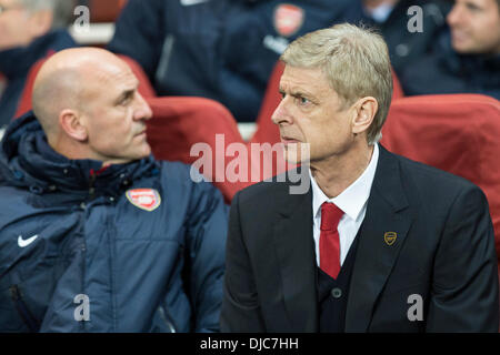 Londres, Royaume-Uni. 26 nov., 2013. Gestionnaire d'Arsenal Arsène Wenger avant le match de la Ligue des Champions Arsenal FC v Olympique de Marseille de l'Emirates Stadium. Credit : Action Plus Sport/Alamy Live News Banque D'Images