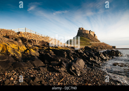 Holy Island et le château qui a défendu le château de Lindisfarne Harbour Banque D'Images