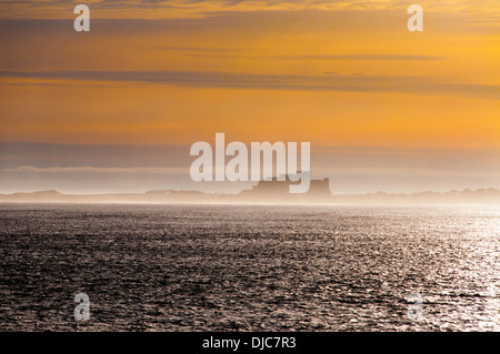 Lever du soleil sur le château de Bamburgh à Holy Island Banque D'Images