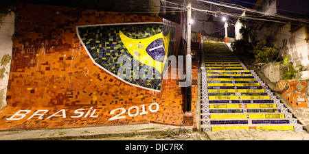 Escadaria Selarón, un ensemble d'escaliers entre les quartiers de Lapa et Santa Teresa à Rio de Janeiro, décoré par Jorge Selarón. Banque D'Images