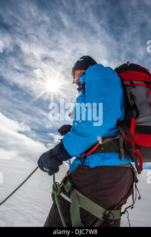 Un client à la suite de la guide sur le glacier Banque D'Images