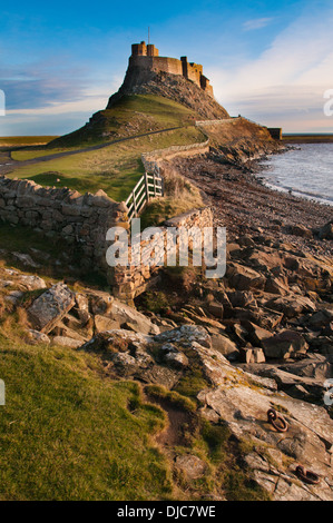 Holy Island et le château qui défendait le port, Château de Lindisfarne Banque D'Images