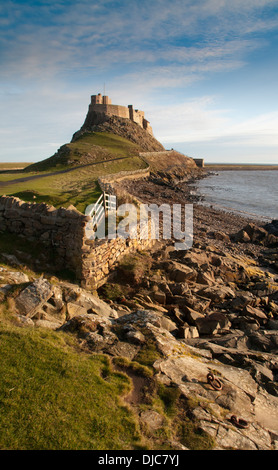 Holy Island et le château qui a défendu le château de Lindisfarne Harbour Banque D'Images