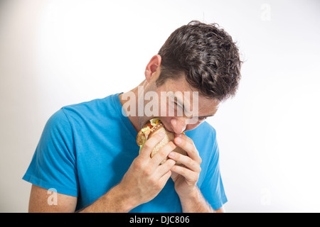 Homme mordre dans un sandwich Banque D'Images