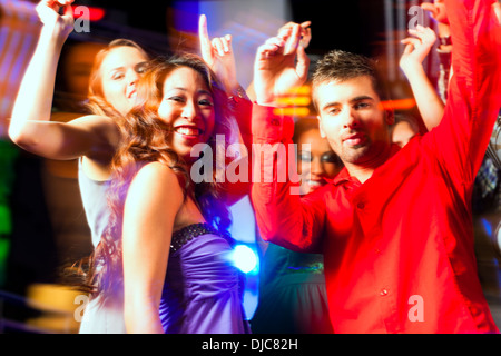 Groupe de personnes - hommes et femmes - danser dans une discothèque à la musique Banque D'Images