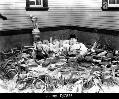 Stan Laurel et Oliver Hardy sur-ensemble du film, Hog Wild, 1930 Banque D'Images