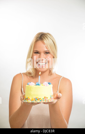 Woman holding birthday cake Banque D'Images