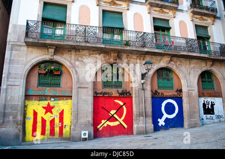 Féministe et communiste symboles Catalan peint sur house en Placa del de les Moreres Des Bous, 129, district de Ribera, Barcelone, Espagne Banque D'Images