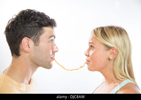 L'homme et la femme mange du spaghetti Banque D'Images