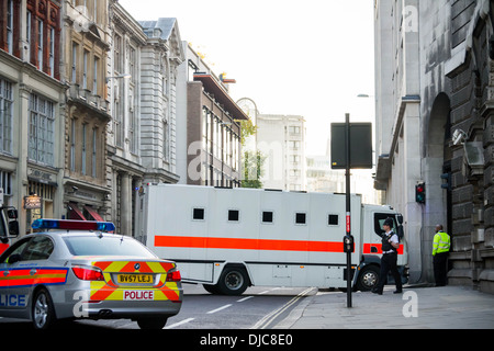 Convoi de police Haute sécurité arrivée de Michael Adebolajo et Michael Adebowale hors cour Old Bailey à Londres. Banque D'Images