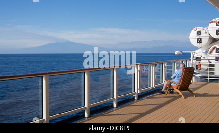 L'Etna, en Sicile, en vue de la silhouette Celebrity Cruise ship. Banque D'Images