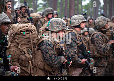 US Marine PFC. Christina Fuentes Monténégro lors de l'exercice d'entraînement intégré sur le terrain d'infanterie le 28 octobre 2013 à Camp Geiger, N.C. Le Monténégro est l'une des trois femmes Marines d'être les premières femmes à obtenir un diplôme de formation d'infanterie le 21 novembre 2013. Banque D'Images