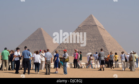 Gauche : La Grande Pyramide (Khufu). Droite : la pyramide de Khephren) ou (Khaefre . Giza, Egypte. Banque D'Images