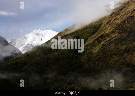 Le sommet de la montagne de Salkantay - paysages le long de la route de la randonnée de Salkantay dans la région de Cuzco au Pérou. Banque D'Images