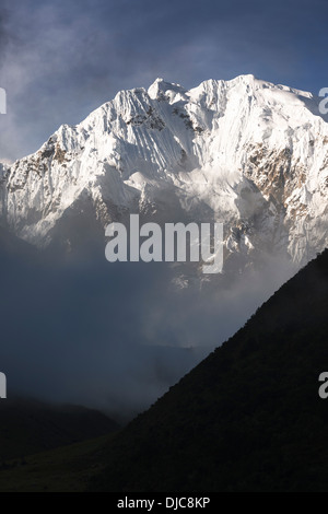 Le sommet de la montagne de Salkantay - paysages le long de la route de la randonnée de Salkantay dans la région de Cuzco au Pérou. Banque D'Images