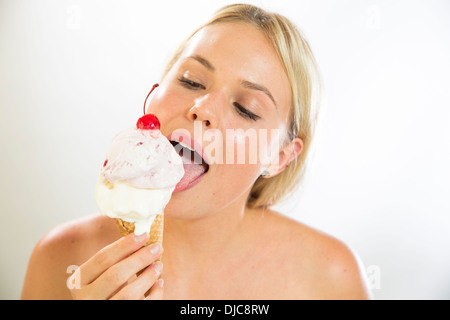 Young woman eating ice cream Banque D'Images