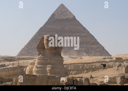 Le grand Sphinx de Gizeh, avec la pyramide de Khephren) Khaefre (ou derrière. L'Égypte. Banque D'Images