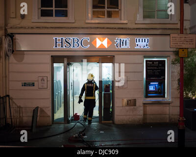 Le Service d'incendie assister à une banque HSBC rempli de fumée Gerrard Street London UK 26 novembre 2013. La route était à l'aide de ruban isolant autour de 19h15 comme les foules vu le les équipes de pompiers enquêter et traiter la cause de la fumée. Julian crédit Eales/Alamy Live News Banque D'Images