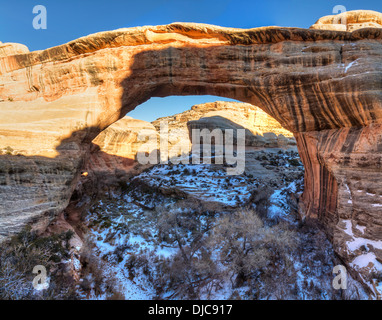 Large panorama de Sipapu Pont naturel arches sur un snow-White Canyon empoussiéré dans Natural Bridges National Monument Banque D'Images