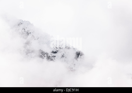 Le sommet de la montagne de Salkantay à travers les nuages - le long de la route de la randonnée de Salkantay dans la région de Cuzco au Pérou. Banque D'Images