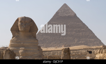 Le grand Sphinx de Gizeh, avec la pyramide de Khephren) Khaefre (ou derrière. L'Égypte. Banque D'Images