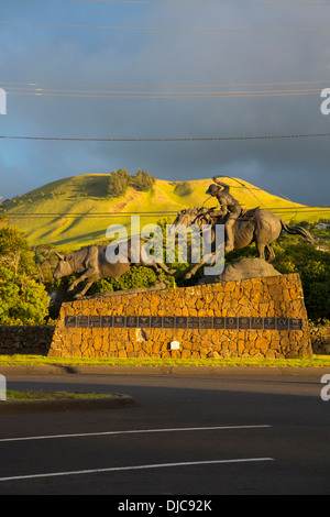 Statue de Paniolo Champion Ikua Purdy au Parker Ranch Centre, Waimea, Grande Île d'Hawaï, l'artiste Fred Fellows Banque D'Images