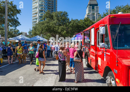 Fast food truck à le marché du samedi matin, Progress Energy Park, St Petersburg, Florida, USA Banque D'Images