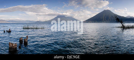 Vue du lac Atitlán à partir de San Marcos La Laguna, Guatemala. Banque D'Images