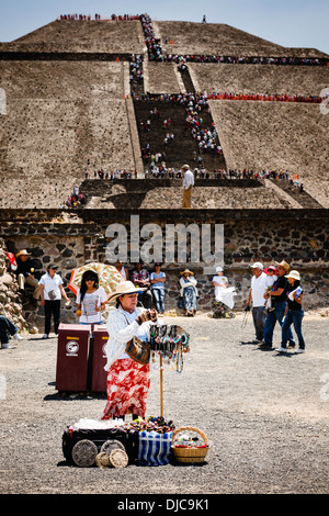 L'un des nombreux fournisseurs de souvenirs en face de la pyramide du Soleil à Teotihuacan, Mexico. Banque D'Images