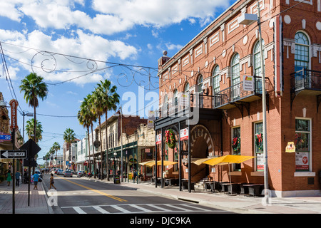 Magasins, bars et restaurants sur la 7ème Avenue dans le quartier historique de Ybor City, avec le Centro Espanol à droite, Tampa, Florida, USA Banque D'Images