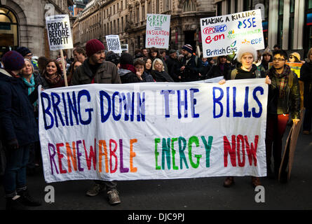 London, UK . 26 nov., 2013. Les protestataires contenir jusqu'une bannière lire 'faire tomber les factures, l'énergie renouvelable maintenant' lors d'une manifestation contre la pauvreté énergétique qui ciblait Npower bureau de London, Londres, Royaume-Uni le mardi 26 novembre 2013. Credit : Redorbital Photography/Alamy Live News Banque D'Images