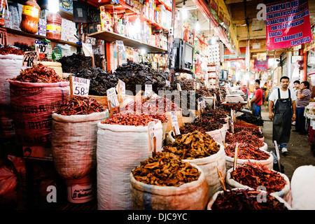 Un décrochage spécialisé dans les piments séchés au Mercado de la Merced, la ville de Mexico. Banque D'Images