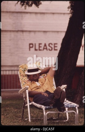 Homme NOIR PROFITANT D'UNE SIESTE SUR UNE CHAISE LONGUE SUR LE CÔTÉ SUD DE CHICAGO. De 1960 à 1970, LE POURCENTAGE DE CHICAGO . 292 Banque D'Images