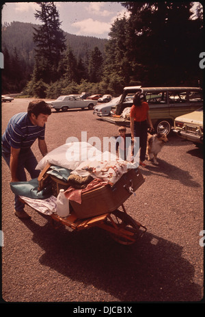 Les chefs de famille POUR CAMPING À OSWALD WEST. Tous les campeurs doivent laisser leur véhicule dans le lot, l'état fournit des brouettes pour . 225 Banque D'Images