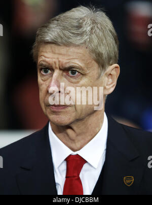 Londres, Royaume-Uni. 26 nov., 2013. Arsene Wenger (manager d'Arsenal, de l'air sur l'avant de l'UEFA Champions League Groupe F match entre Arsenal et Marseille à l'Emirates Stadium à Londres, Angleterre le 26 novembre 2013. Remporté 2-0 Arsenal Crédit : Xinhua/Alamy Live News Banque D'Images