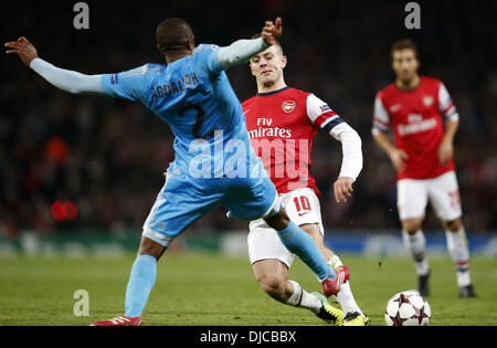 Londres, Royaume-Uni. 26 nov., 2013. ( Jack Wilshere (R) d'Arsenal rivalise avec Kassim Abdallah de Marseille au cours de l'UEFA Champions League Groupe F match à l'Emirates Stadium à Londres, Angleterre le 26 novembre 2013. Remporté 2-0 Arsenal Crédit : Xinhua/Alamy Live News Banque D'Images