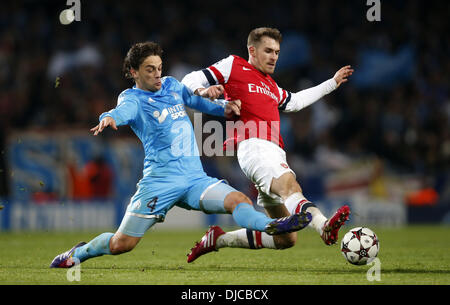 Londres, Royaume-Uni. 26 nov., 2013. ( Aaron Ramsey (R) d'Arsenal rivalise avec Lucas Mendes de Marseille au cours de l'UEFA Champions League Groupe F match à l'Emirates Stadium à Londres, Angleterre le 26 novembre 2013. Remporté 2-0 Arsenal Crédit : Xinhua/Alamy Live News Banque D'Images