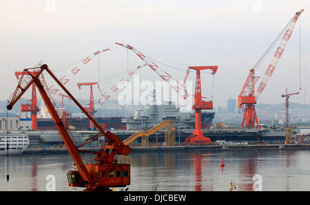 Dalian, LIAONNG Province, Chine, . Août 29, 2011. La nouvelle porte-avions de fabrication russe se trouve en cale sèche, après avoir terminé une série d'essais en mer plus tôt dans le mois, dans le Nord-Est du pays, ville portuaire Dalian le 28 août 2011. La Chine a dénoncé la semaine dernière un rapport du Pentagone a averti que sa modernisation militaire pourrait déstabiliser la région, disant : l'armée américaine son évaluation annuelle des forces armées de Pékin s'est livré à l'exagération et ''suspicion sans fondement. © Stephen Shaver/ZUMAPRESS.com/Alamy Live News Banque D'Images