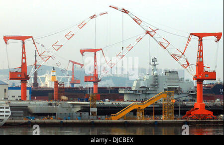 Dalian, LIAONNG Province, Chine, . Août 29, 2011. La nouvelle porte-avions de fabrication russe se trouve en cale sèche, après avoir terminé une série d'essais en mer plus tôt dans le mois, dans le Nord-Est du pays, ville portuaire Dalian le 28 août 2011. La Chine a dénoncé la semaine dernière un rapport du Pentagone a averti que sa modernisation militaire pourrait déstabiliser la région, disant : l'armée américaine son évaluation annuelle des forces armées de Pékin s'est livré à l'exagération et ''suspicion sans fondement. © Stephen Shaver/ZUMAPRESS.com/Alamy Live News Banque D'Images