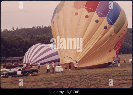 Gonflage des ballons à air chaud avec brûleurs au propane à l'EXTÉRIEUR D'HELEN, GÉORGIE, PRÈS DE ROBERTSTOWN POUR LA DEUXIÈME . 719 Banque D'Images