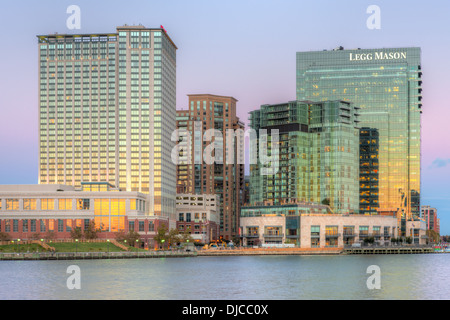 Le Port de Baltimore est le développement, y compris l'Hôtel Baltimore Marriott Waterfront et le Legg Mason Building au crépuscule Banque D'Images